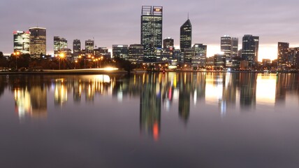 Obraz premium City still river