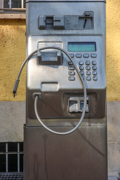 alter M&uuml;nz Fernsprecher in der Stadt &ouml;ffentliche Telefonzelle