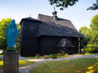 Kościół drewniany w Kadłubie koło Wielunia © kubikactive