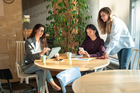 Collaborative meeting among confident businesswomen