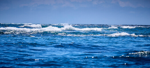 Aufgewühltes Meer, Schaumkronen auf den Ozeanwellen. © Olgierd Kajak