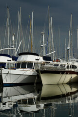 Bateaux de plaisance à quai un jour d'orage © PPJ