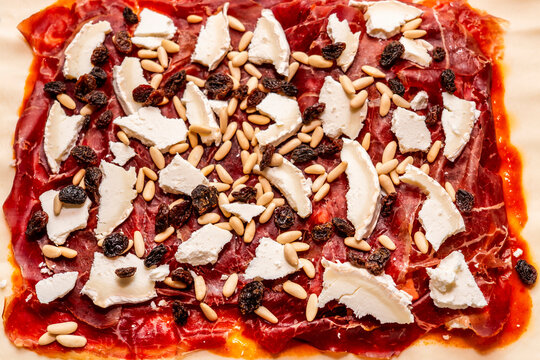Gourmet pie preparation with cheese and toppings