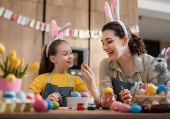 Obraz premium Mother and Daughter Celebrating Easter with Egg Painting