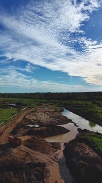 Cantera a cielo abierto: dumper avanza mostrando el impacto ambiental sobre cultivos y suelos