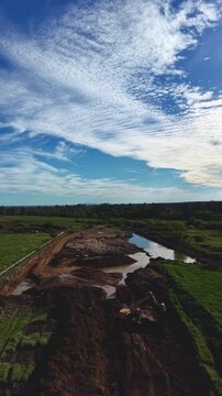 Viaje a&eacute;reo hacia la cantera: dumper lleno y maquinaria muestran el impacto ambiental sobre terrenos agr&iacute;colas