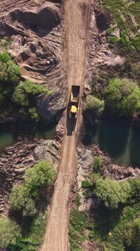 Dumper vac&iacute;o cruza rio por puente de arena creado para transportar aridos en zonas inaccesibles 