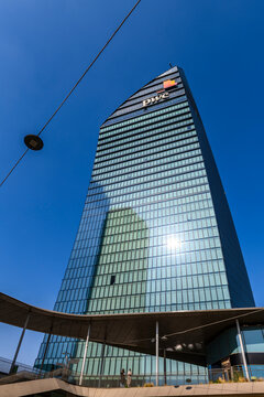 Milano, zona Citylife, grattacielo uffici PWC