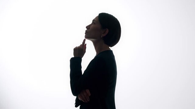 悩むビジネスウーマンのシルエット