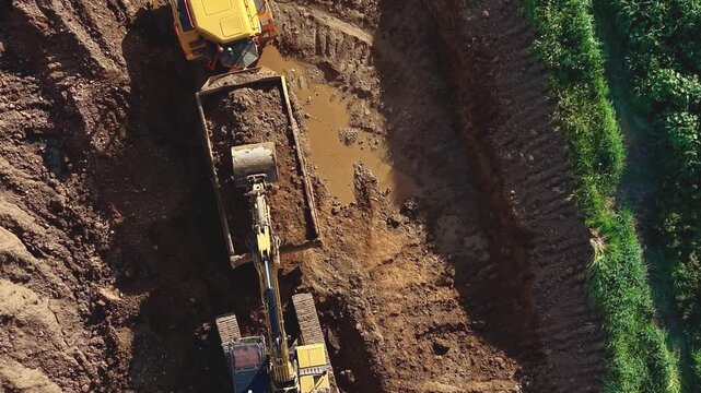 La &uacute;ltima palada: la excavadora llena el dumper por completo en la cantera
