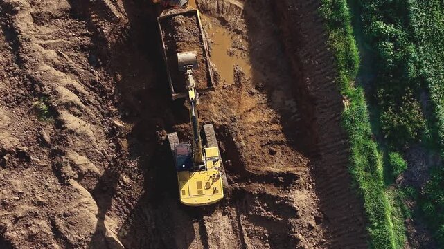 Dumper cargado en acci&oacute;n: el gigante de la cantera se aleja tras recibir su carga de &aacute;ridos