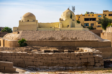 Old domed mausoleum with mudbrick walls in Luxor © Emad Aljumah