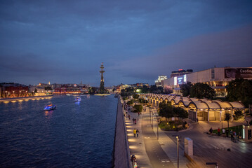 Obraz premium Moscow, Russia, August 17 2019: A serene view of the Moscow River at dusk, showcasing beautiful waterfront architecture and the citys vibrant nightlife