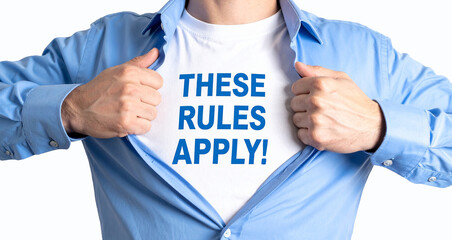 These Rules Apply! - Ein Mann öffnet sein Hemd und zeigt sein TShirt