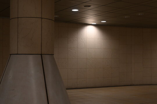 地下道、柱のある地下通路