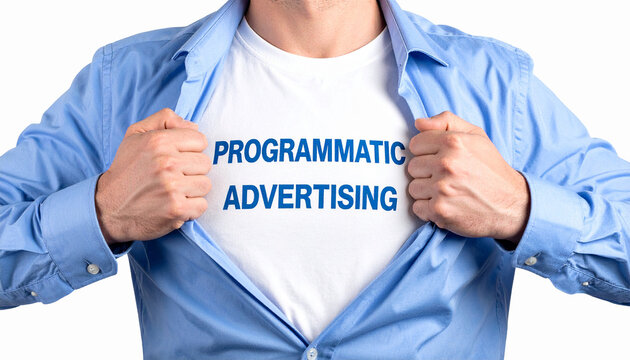 Programmatic Advertising - Ein Mann öffnet sein Hemd und zeigt sein TShirt