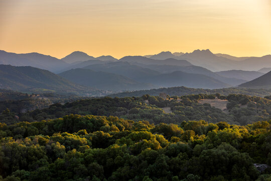 Montagnes corses au lever de soleil