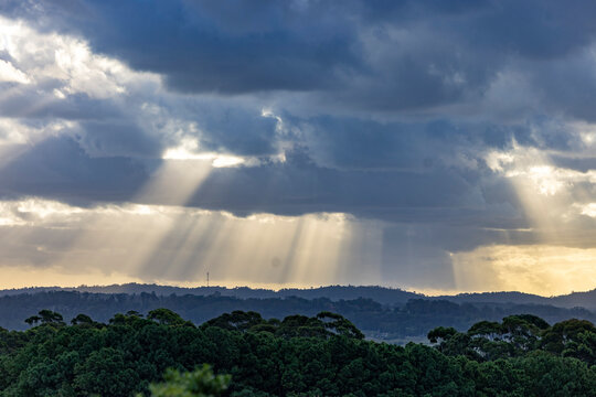 Sol a trav&eacute;s de nubes