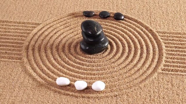 Japanischer ZEN Garten der Meditation und Entspannung f&uuml;r K&ouml;rper, Geist und Seele mit Sand und Yin Yang Steinen in Rotation