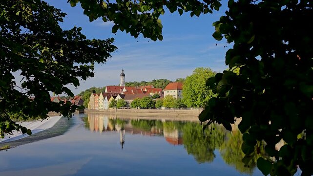 Blick auf die Altstadt von Landsberg am Lech in Bayern &uuml;ber den Stau des Lech
