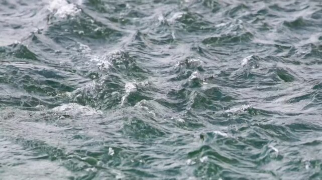 Wellen und Str&ouml;mung von der Ammer in Bayern in Zeitlupe