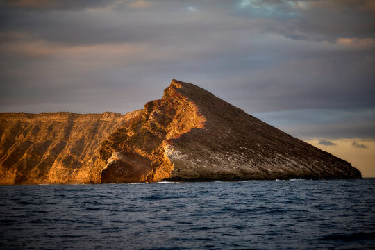 Von der untergehenden Sonne beleuchtete Seitenwand der Insel Tortuga im Archipel Galapagos.