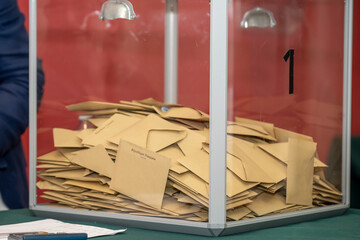 Naklejka premium urne dans un bureau de vote pendant un scrutin municipal en france