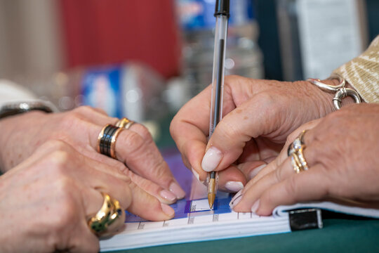 &eacute;margement avec un guide lors d'une signature en mairie, &eacute;lections