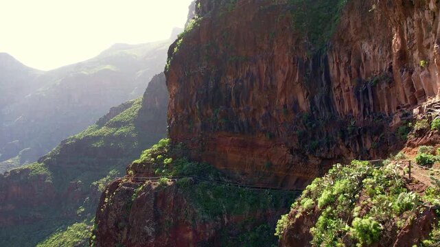Wanderweg an der Steilwand des Barranco de Guarimiar auf der kanarischen Insel La Gomera