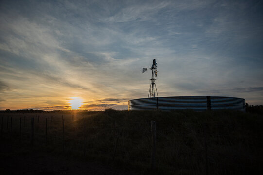 molino de aguan al atardecer en el campo con tanmque australiano 