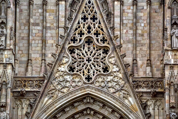 Obraz premium Barcelona, ​​Spain - August 2014 20th: Focus on a sculpted detail on the stone of the main facade of the cathedral. It's the Metropolitan Cathedral Basilica of Barcelona, an historical place.