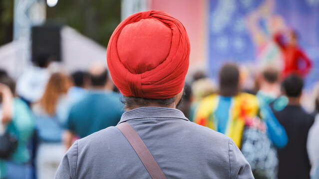 Sikh man observing India Day festival with crowd in Moscow