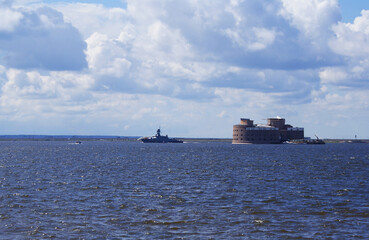 Obraz premium Fort in a bay, historical naval stone structure, architectural design.