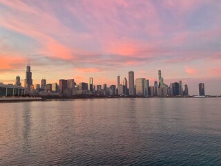 Fototapeta premium Chicago Skyline at Sunset Over Lake Michigan with Orange Sky
