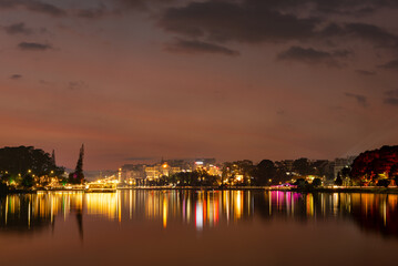 Obraz premium Sunset at Xuan Huong Lake, Da Lat City, Lam Dong Province, Vietnam. January 19, 2026