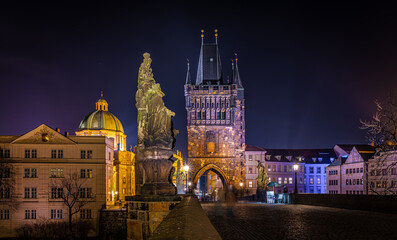 Obraz premium Charles Bridge statues at night with Prague Castle skyline, Czech Republic