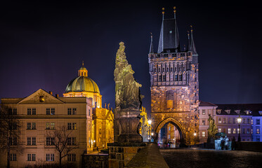 Fototapeta premium Charles Bridge statues at night with Prague Castle skyline, Czech Republic