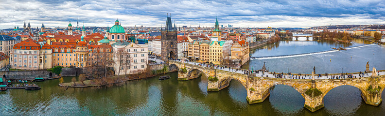 Obraz premium Charles Bridge Prague panorama over Vltava River and historic city skyline