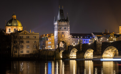 Obraz premium Charles Bridge at night over Vltava River with reflections, Prague Czech Republic