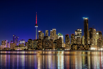 Obraz premium Toronto Skyline at Blue Hour with CN Tower Reflections on Lake Ontario