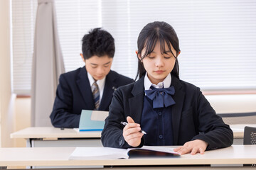 教室で勉強をする中学生