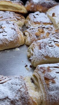 acercamiento de pan dulce trdicional delicioso para postre para disfrutar reposteria tipica y tradicional con masa y azucar