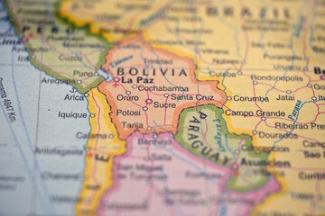 Naklejka premium Sucre Bolivia – Defocused World Map Location