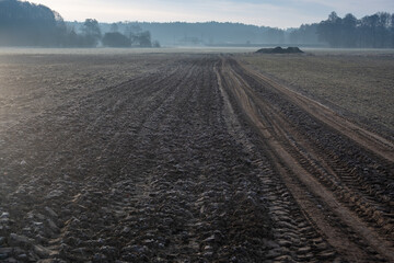 Zaorane pole z charakterystyczną ziemią - typowy wczesnowiosenny wiejski krajobraz © qrrr