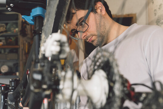 Bicycle mechanic changing rear suspension