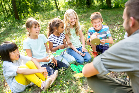 School children learning to to distinguish different leaf shapes