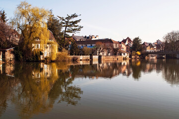 Obraz premium Maisons le long de la rivière