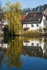 Obraz premium Maisons le long de la rivière