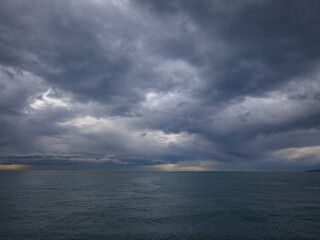 Fototapeta premium beautiful sandy shore with calm blue water on a cloudy day