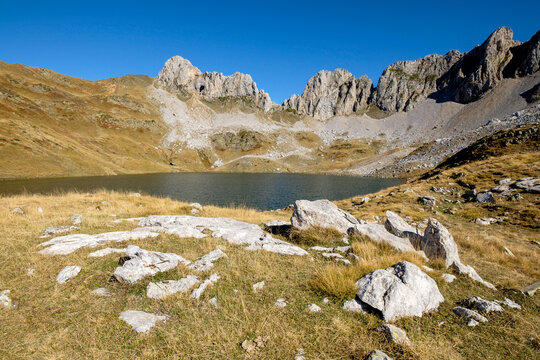 Ib&oacute;n de Acherito,  Pe&ntilde;a of the Ibon, 2130 mts and the peak of La Ralla, 2146 mts, Valley of Hecho, western valleys, Pyrenean mountain range, province of Huesca, Aragon, Spain